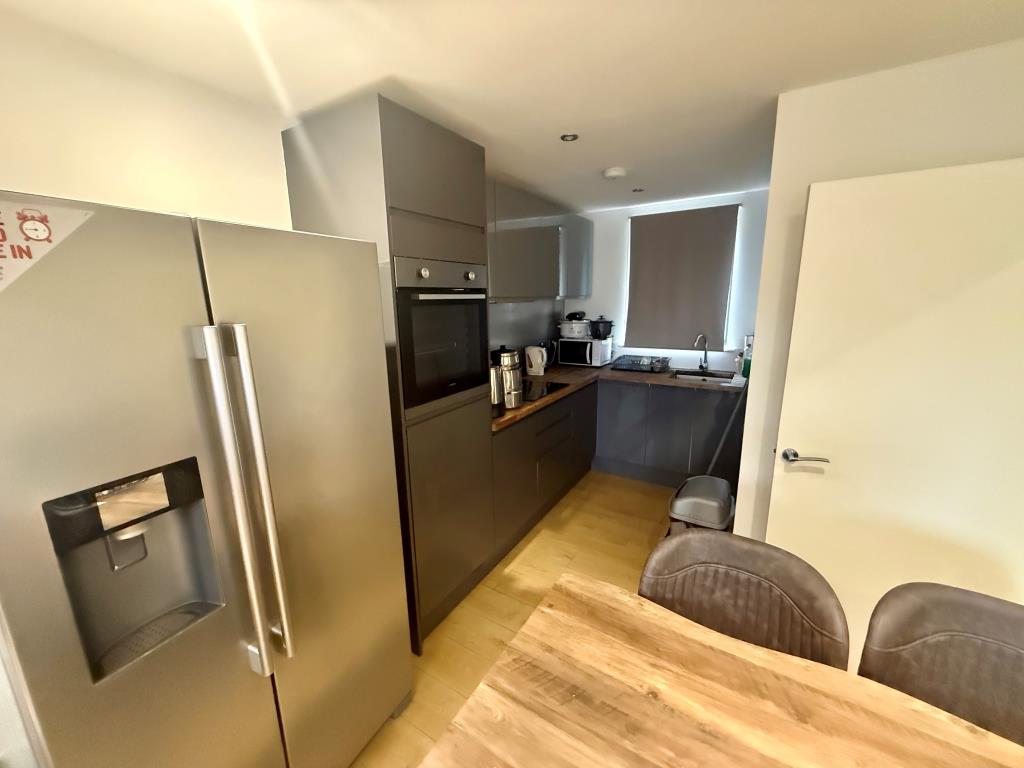 Lot: 47 - WELL PRESENTED THREE-BEDROOM HOUSE FOR INVESTMENT - Modern fitted kitchen